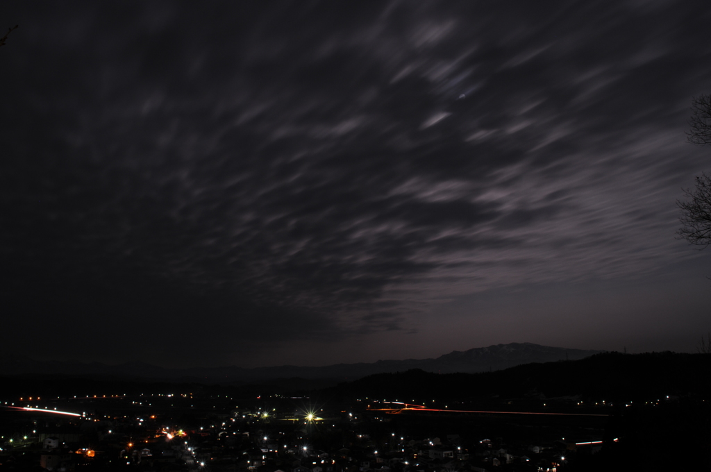 田舎の夜景・月と雲