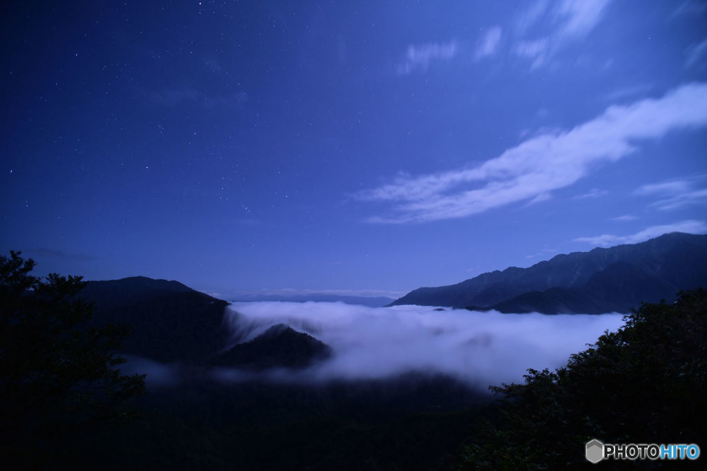 月光浴の滝雲
