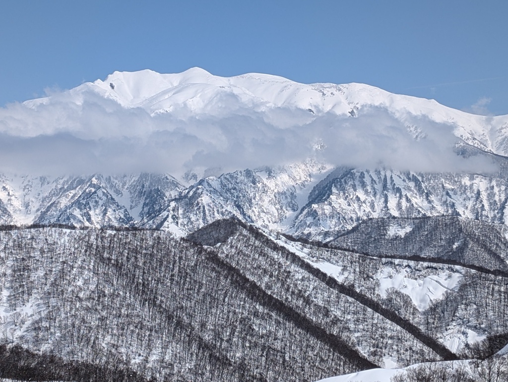 雲と雪山