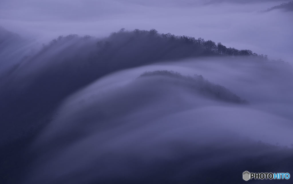 山肌を流れる滝雲