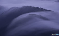 山肌を流れる滝雲
