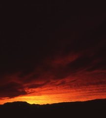 赤と黒の雲