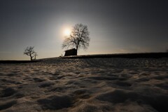 残雪と小屋の風景