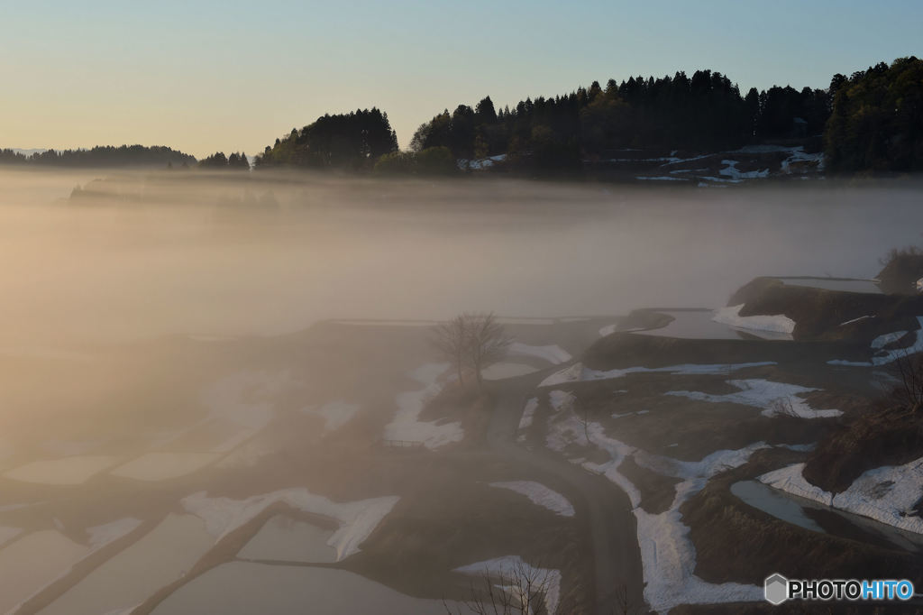 残雪と棚田