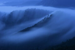 夜明け前の滝雲