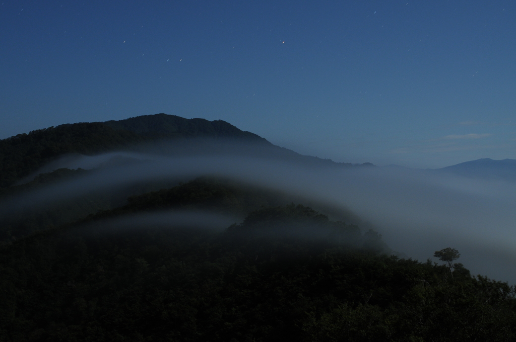 押し寄せる滝雲