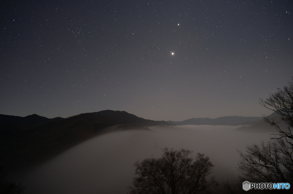 星と滝雲の雲海