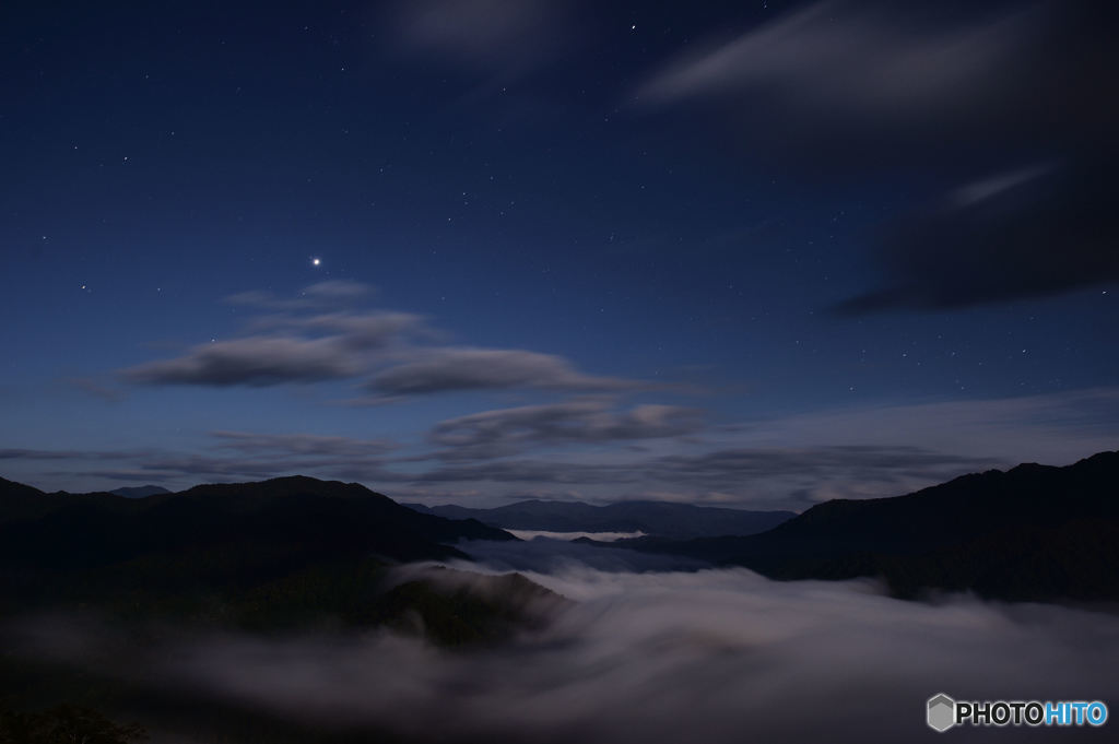 名月の光浴びて流れ雲