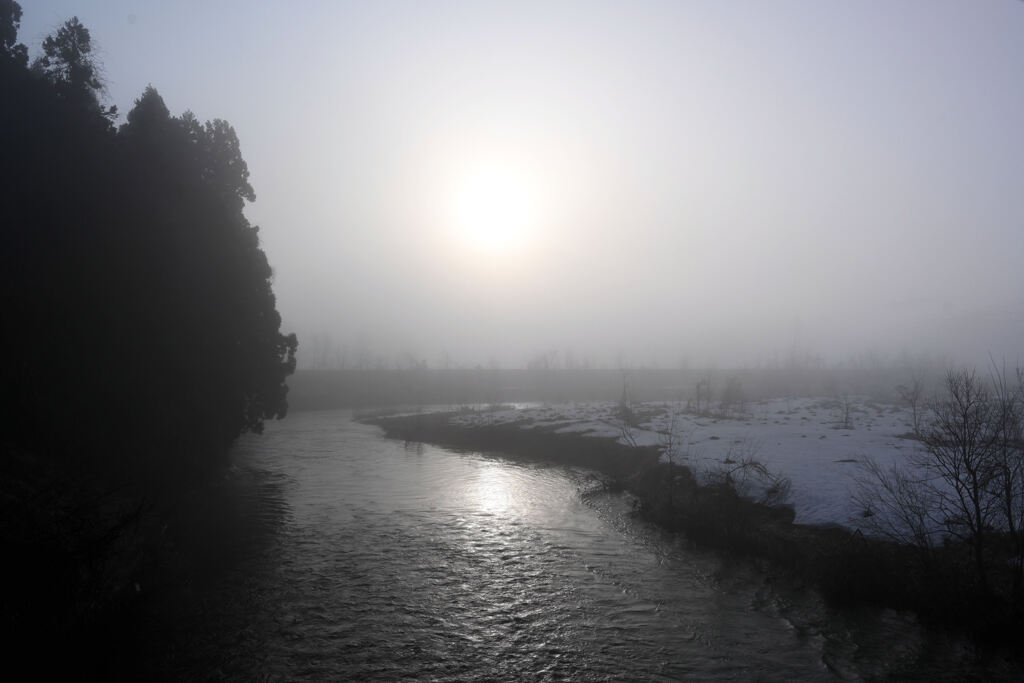 川と霧の風景
