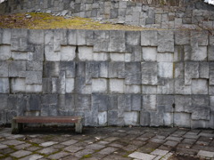ベンチ、石畳。