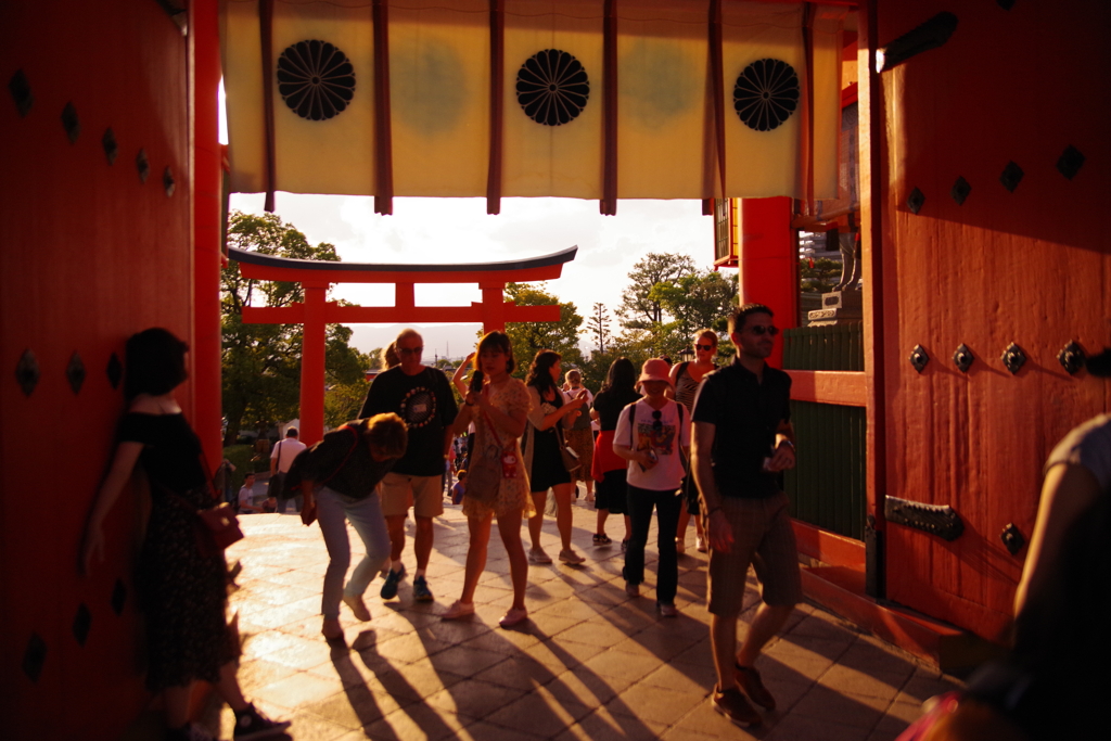 夕陽を受けて いざ参拝へ　IMGP6038