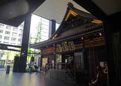 ビルの中の「みってらさん」　P1124645zz