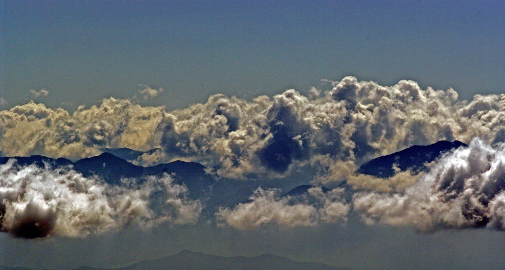 お山の上は荒れ模様　_IGP0060z