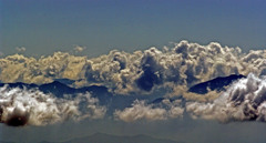 お山の上は荒れ模様　_IGP0060z