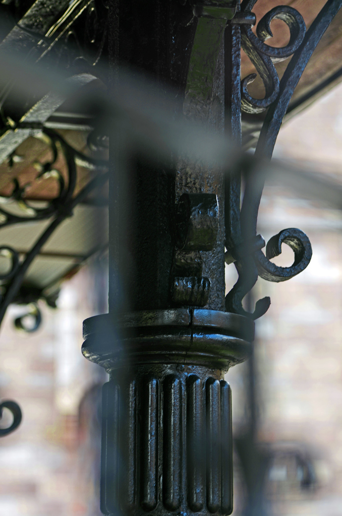装飾の付いた鉄の柱　IMG1637zz