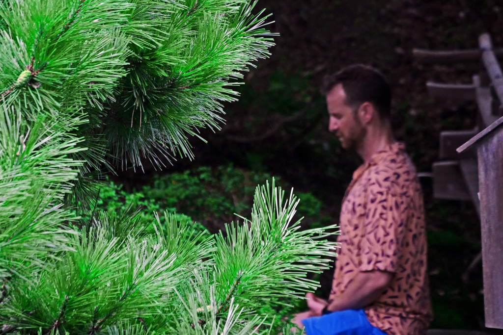 座禅を組む人　P1230520zz