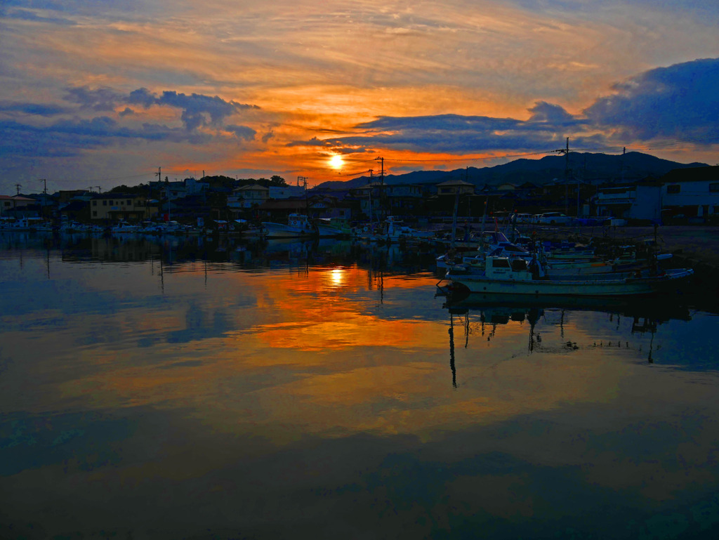 黎明の漁港　P1480763zz