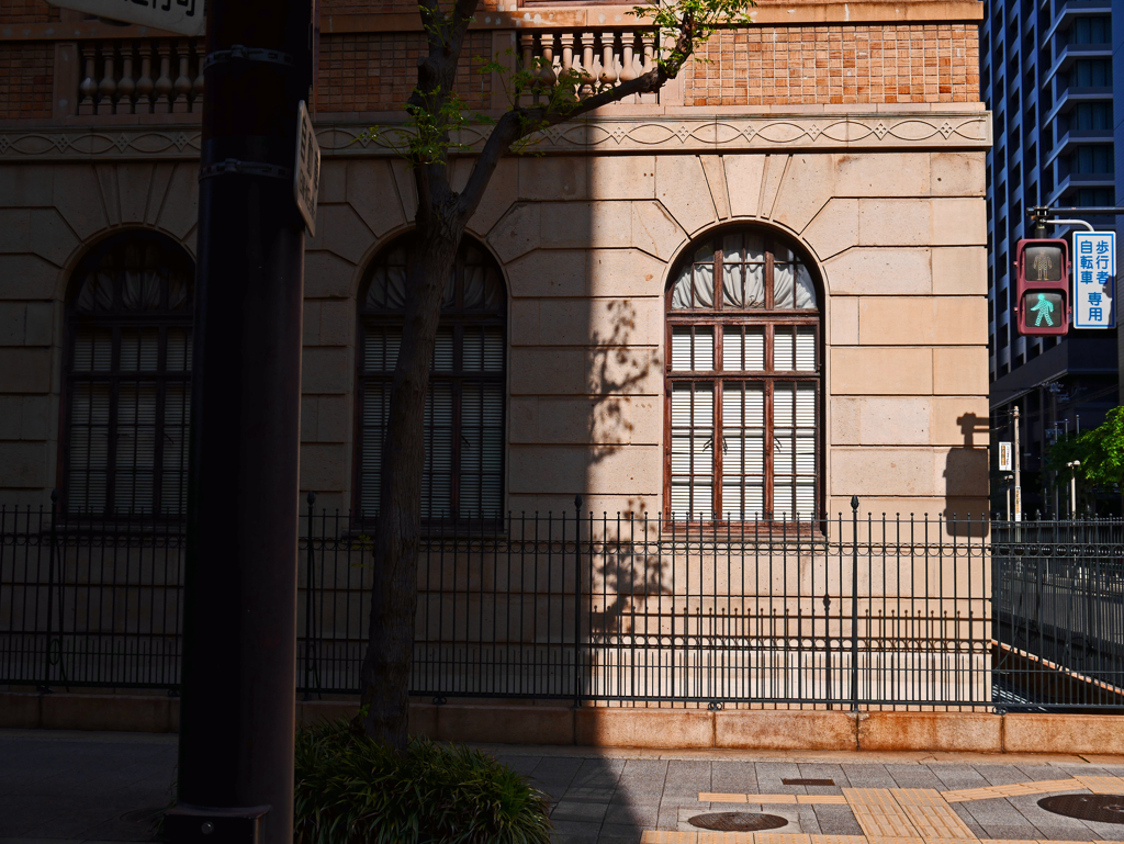 街角 日向と日陰　P1160893zz