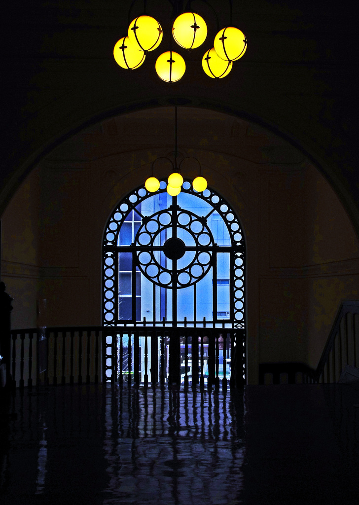 シャンデリアとステンドグラス　IGP2848z