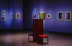 赤い椅子と青い椅子のある風景　P1180023zz