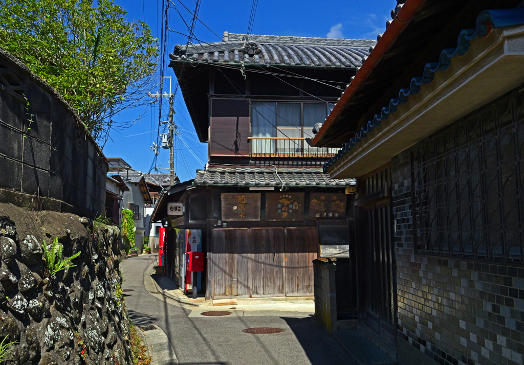 古い酒屋がある街並み　P1043986zz