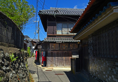 古い酒屋がある街並み　P1043986zz