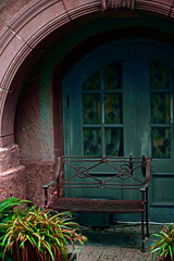 緑の扉と朽ちかけたベンチ　IMGP9120zz