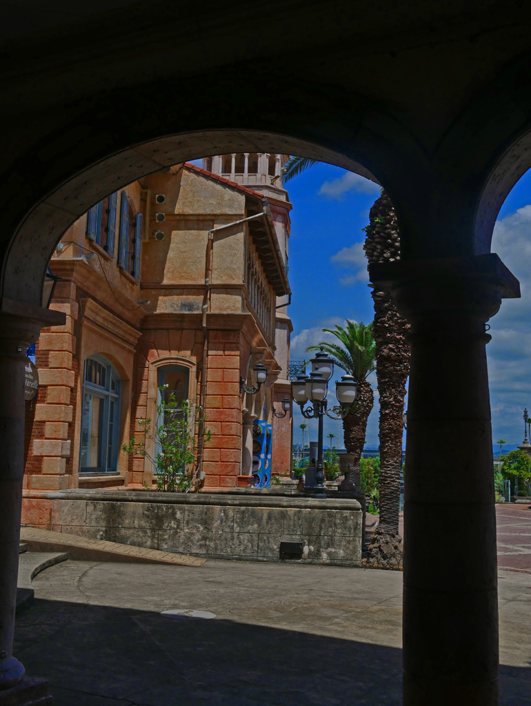 アーチ越しに見る風景　P1600300zz