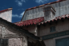 赤い屋根と空　IMG1578zz