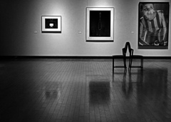 椅子と絵画のある風景　P1090310zz
