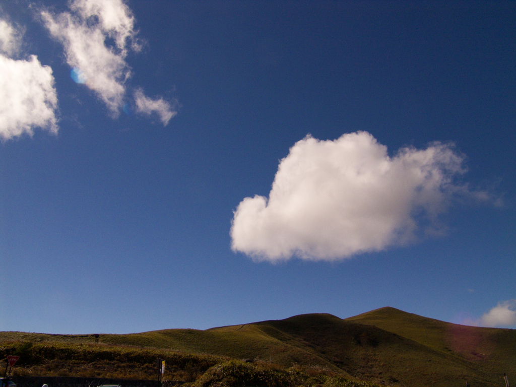 ぽっかり浮かんだ 白い雲　07097zz