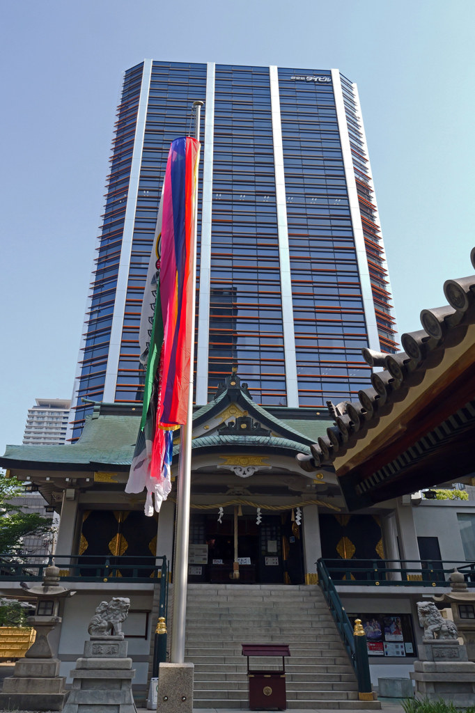 高層ビルを背負う　P1085382zz