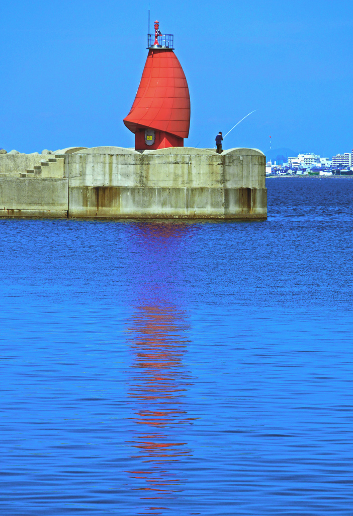 赤灯台と釣り人　P1650101zz