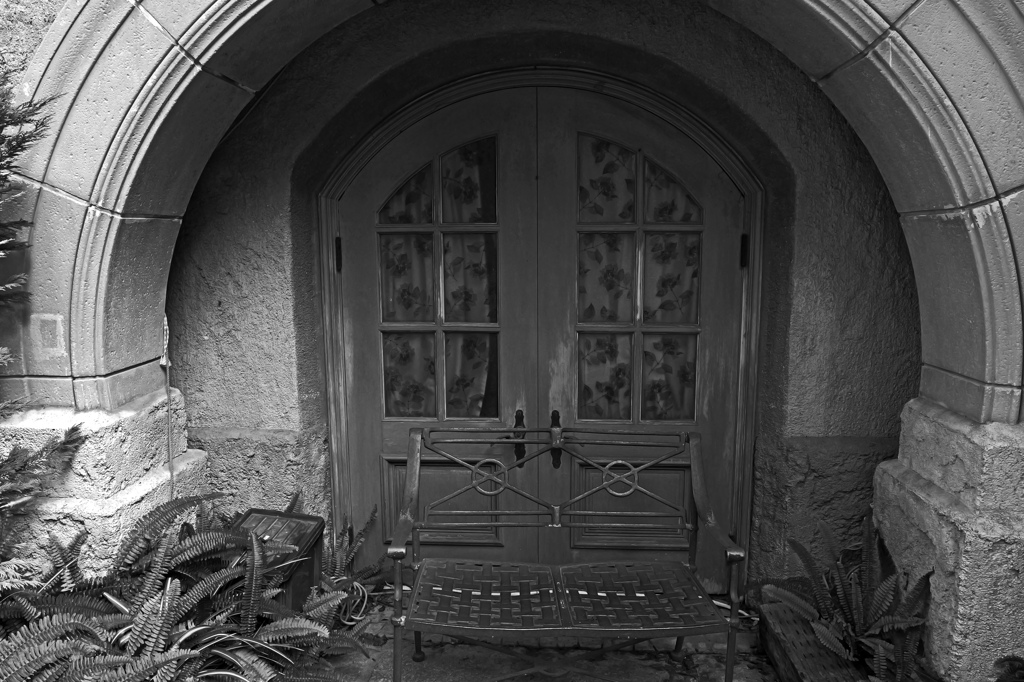 アーチと朽ちかけたベンチ　P1044161zz