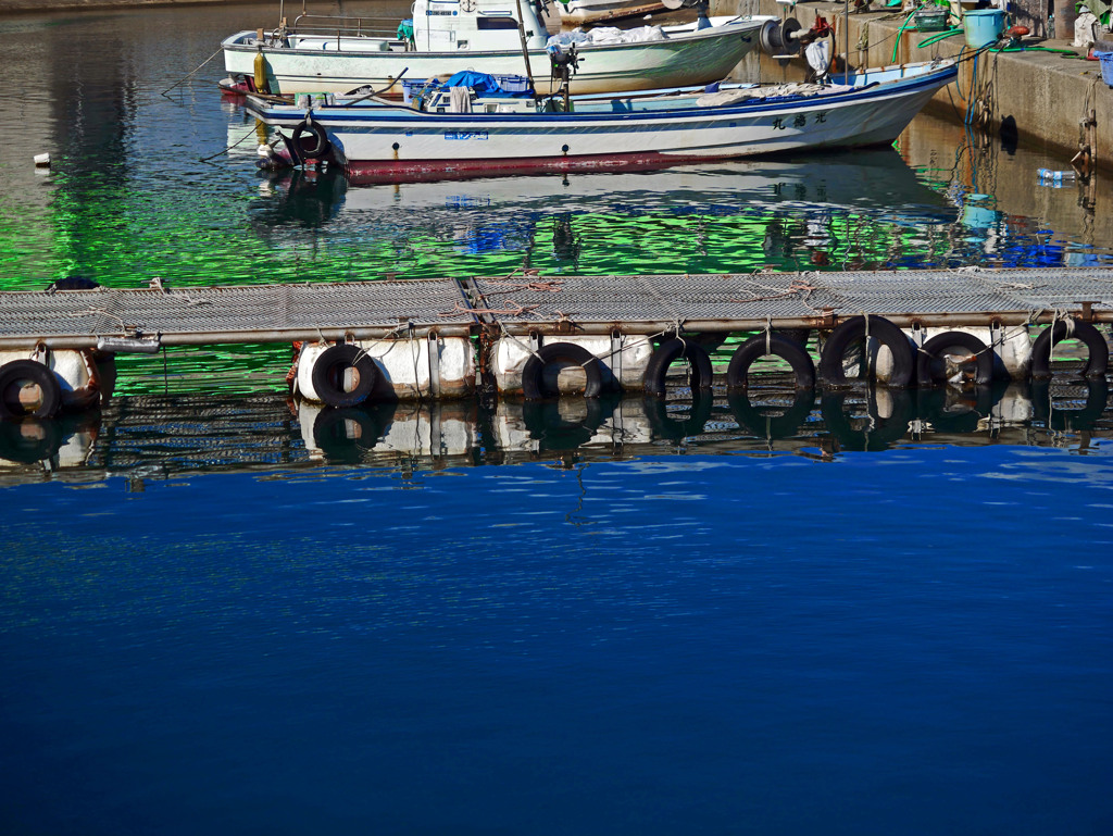何故こんなに色の違う海面　P1510080zz