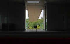 椅子とお城が見える風景　P1088136zz