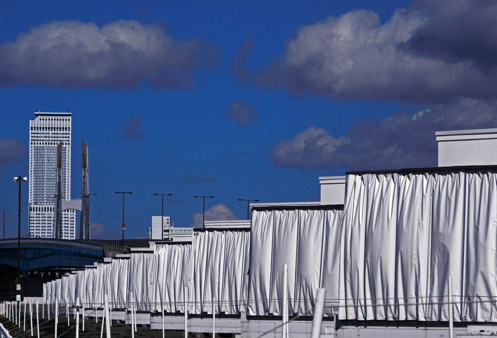 グランピング施設とゲートタワービル　P1080357zz