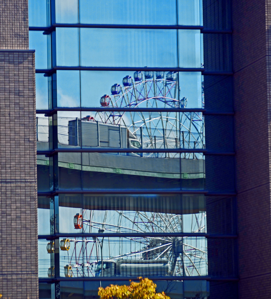 窓ガラスの中の観覧車　P1470164zz