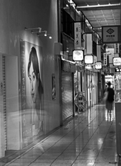 雨の日の心斎橋 雑居ビル　P1086972zz