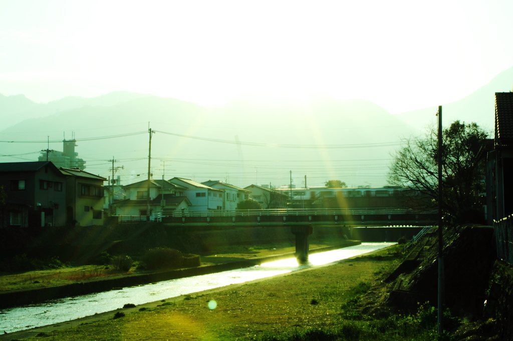 緑と川と電車と