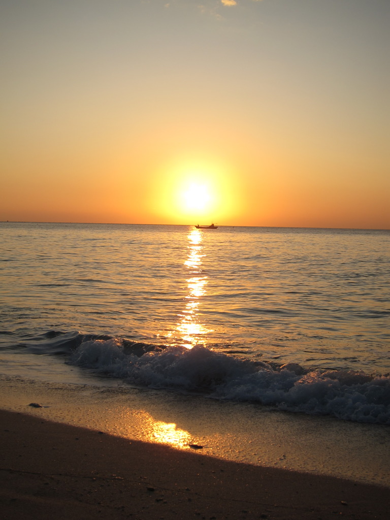 夕日と波辺