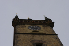 塔頂でラッパを吹く人