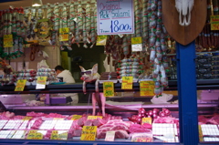 市場内のお肉屋さん