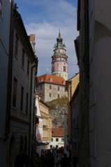 チェスキー・クルムロフ城が見える土産物店が並ぶ路地