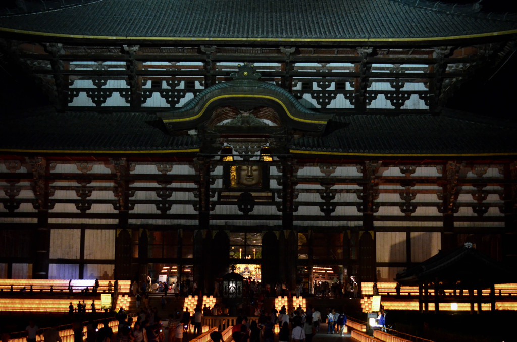 夜の東大寺大仏殿