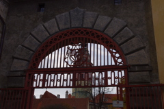 門とお城の遠景