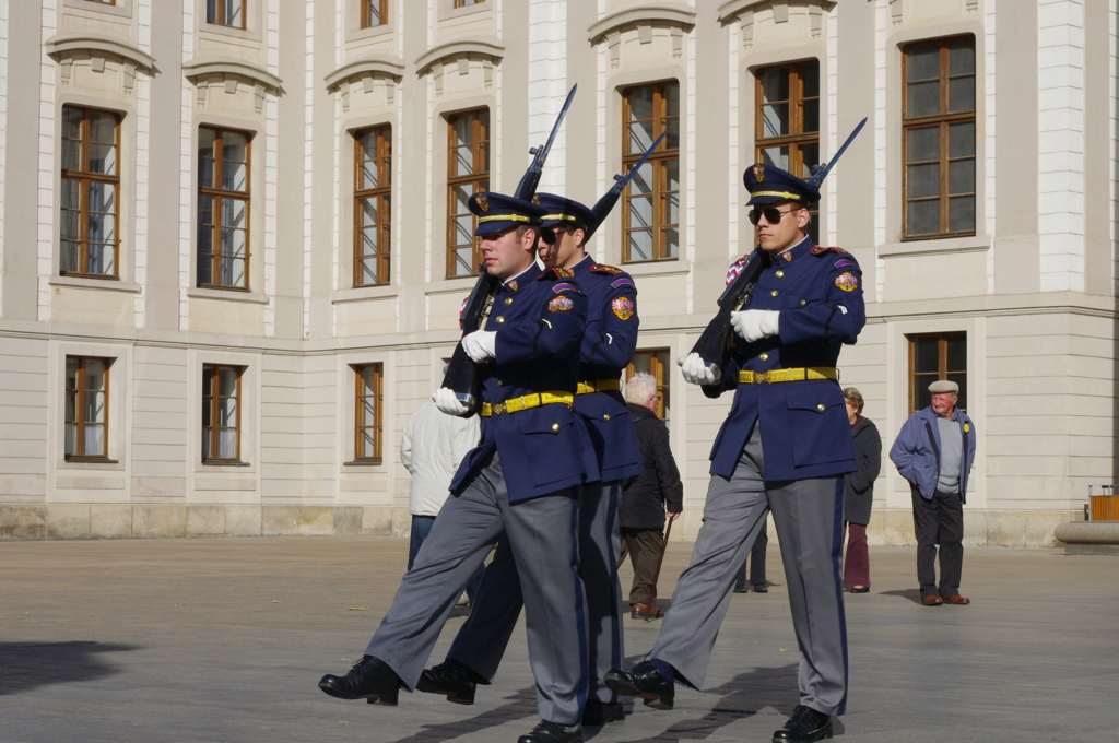 衛兵の交代式に向かう衛兵