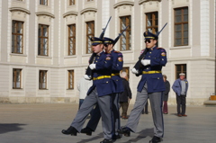 衛兵の交代式に向かう衛兵
