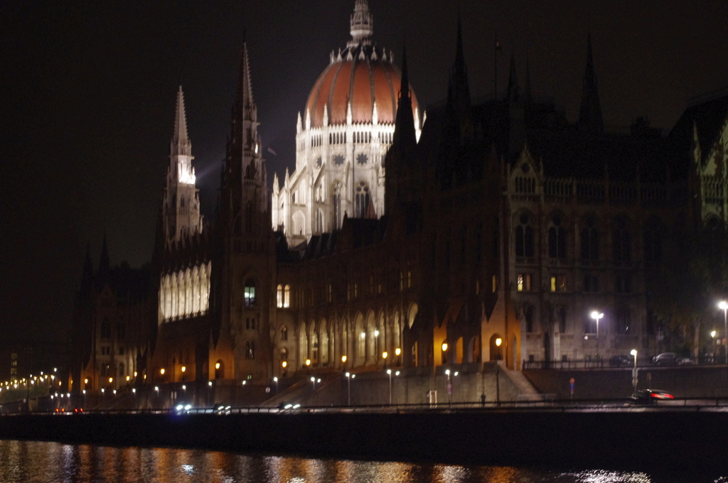 ドナウ川ナイトクルーズ船から３