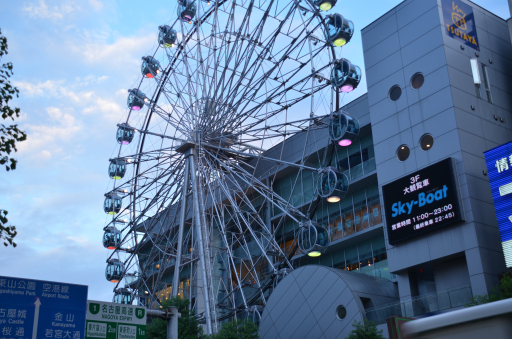 街中の観覧車